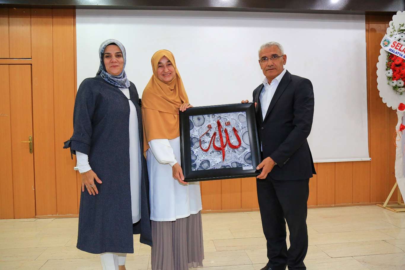 Yazar Saliha Erdim: Aile dünyaya gelmenin eşiği ve insan olmanın beşiğidir Yazar Saliha Erdim: Aile dünyaya gelmenin eşiği ve insan olmanın beşiğidir